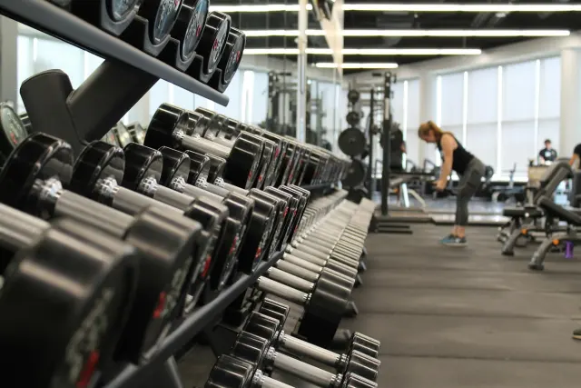 İdman zalında trenajorlar — fitness salonu açılış bələdçisi